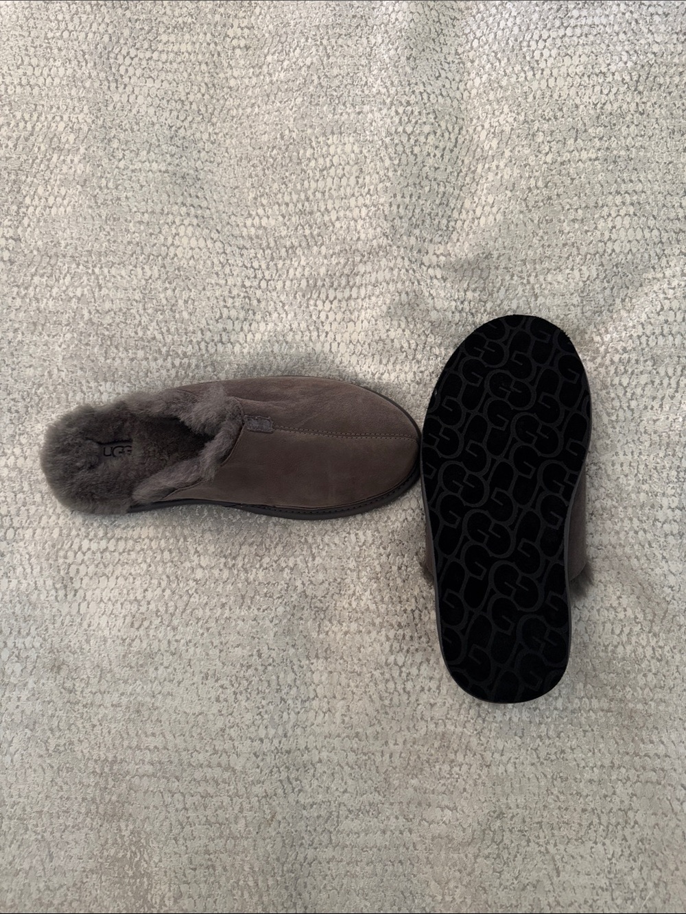 UGG Men's Scuff Slippers in Charcoal Suede Shearling Lining - Picture 3 of 6